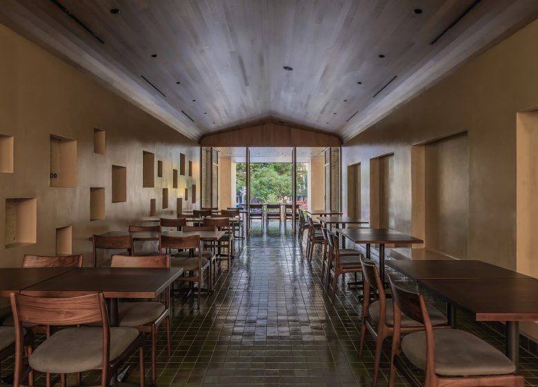 Основной зал с рядами столов и арочным потолком MORICO Café