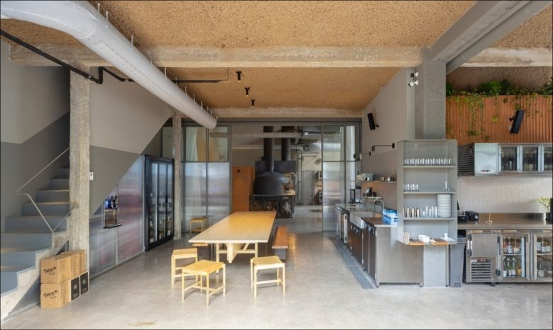 Открытая кухня и барная зона NESS restaurant