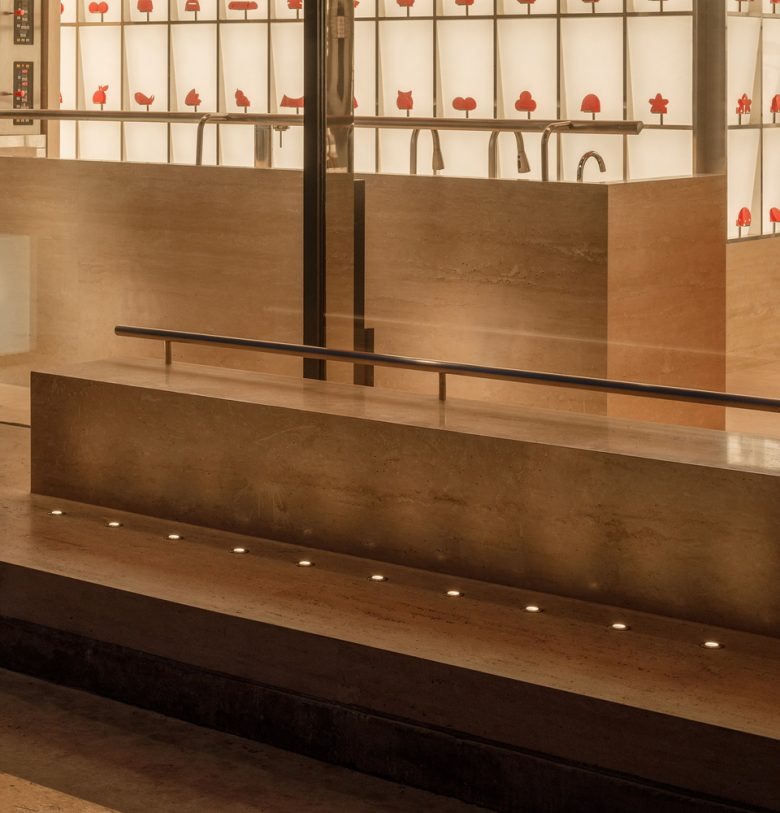 Пандус и архитектурные детали фасада Lucky Cookies Bakery