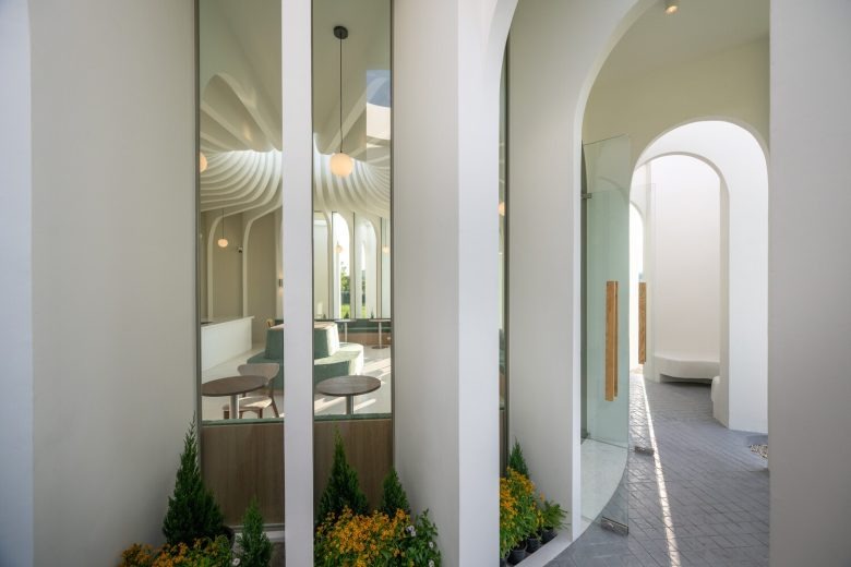 Переходная зона с арками и стеклом Curvy Dining