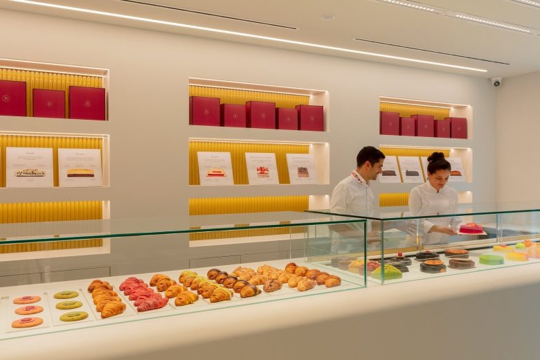 Персонал за витриной с десертами La Pastisseria Barcelona