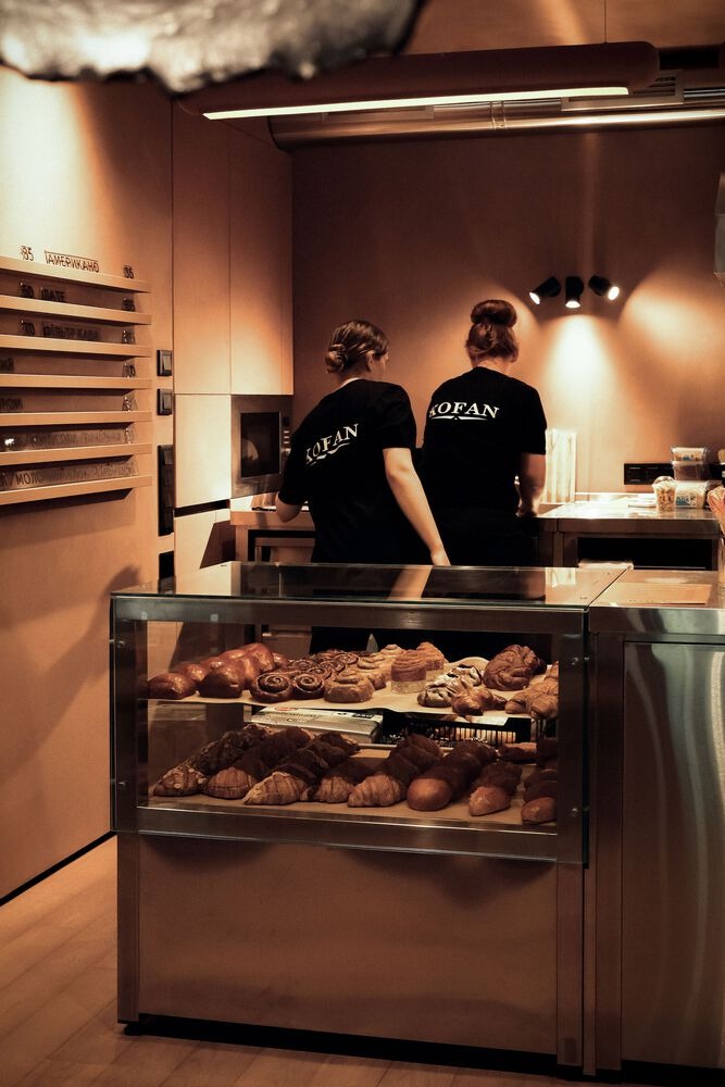 Персонал за витриной с выпечкой Kofan Coffee Shop1