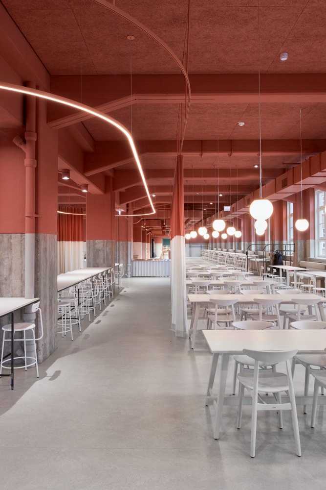 Перспектива зала с длинной барной стойкой и освещением Hans & Werner