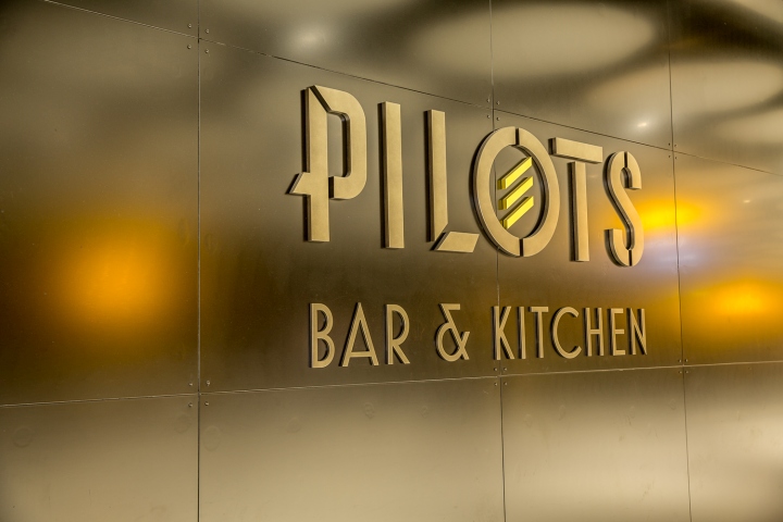 Вывеска ресторана Pilots Bar & Kitchen
