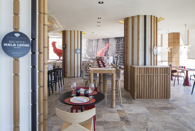 Деревянная мебель в ресторане Estado Puro gastrobar на Ибице