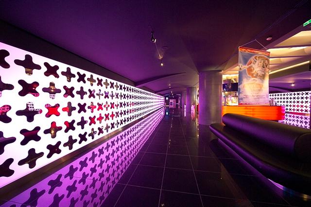 Фиолетовое оформление кинотеатра