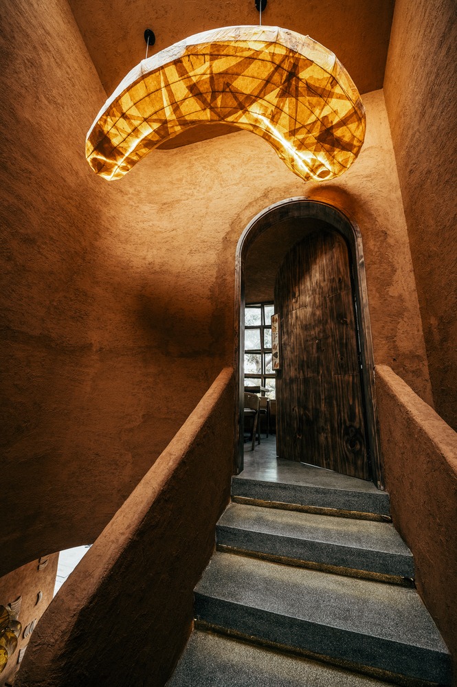 Подвесной светильник и лестничный проем ThiLa Bistro & Café