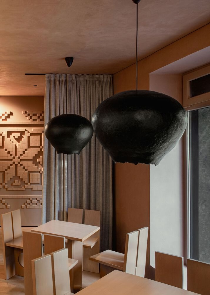 Подвесные черные светильники над столами Kofan Coffee Shop1