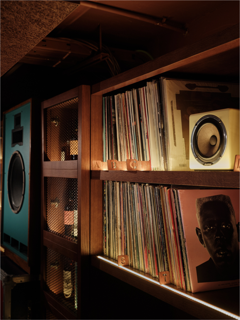 Полки с пластинками The Kissaten bar