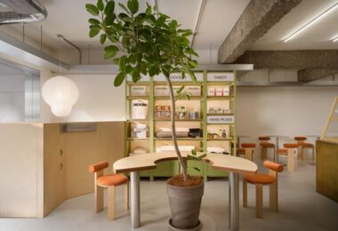 Полукруглый стол и дерево Peckish Bakery