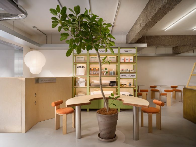 Полукруглый стол и дерево Peckish Bakery