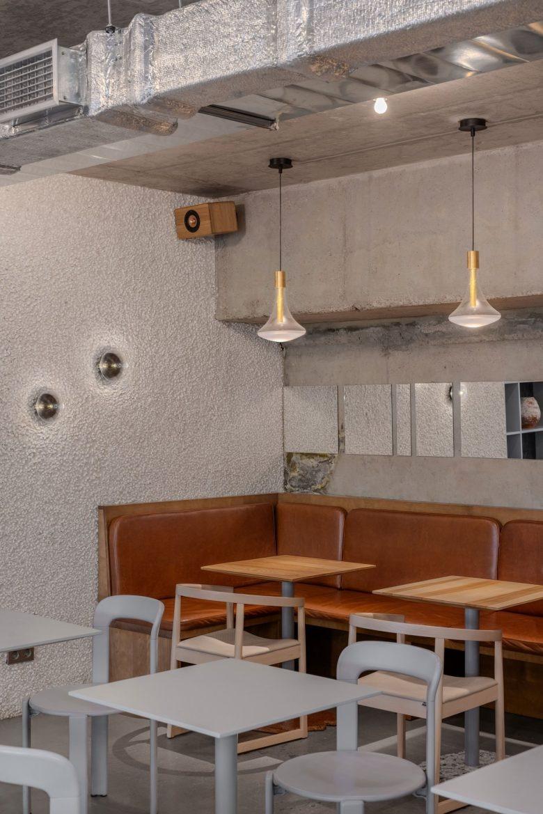 Посадка с кожаными диванами и подвесными светильниками union bistro