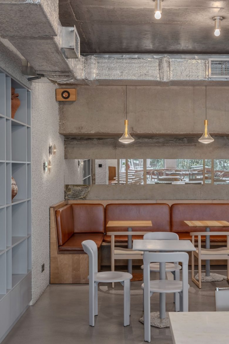 Посадка с мягкими диванами и подвесными светильниками union bistro