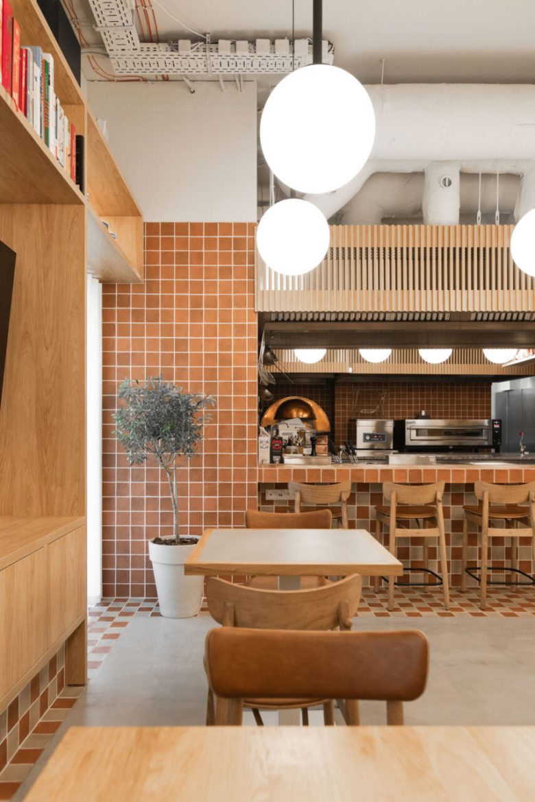 Посадочная зона Pizza Academy Bidfood с видом на открытую кухню