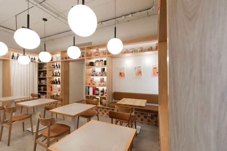 Посадочная зона Pizza Academy Bidfood со стеллажами