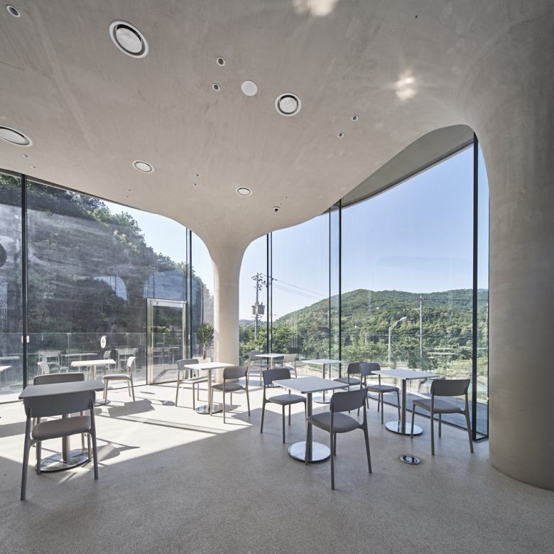 Посадочная зона кафе с естественным освещением Rose Mary Cafe