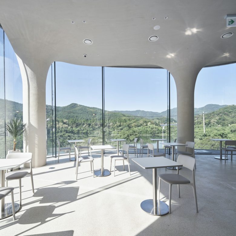 Посадочная зона кафе с видом на природу Rose Mary Cafe