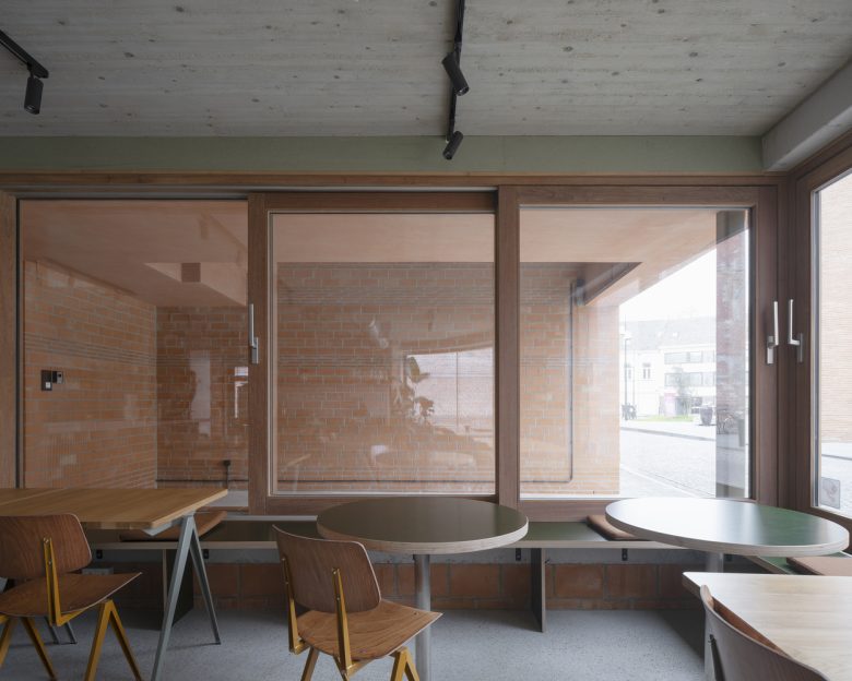 Посадочная зона кафе у окон Peper Multifunctional Building