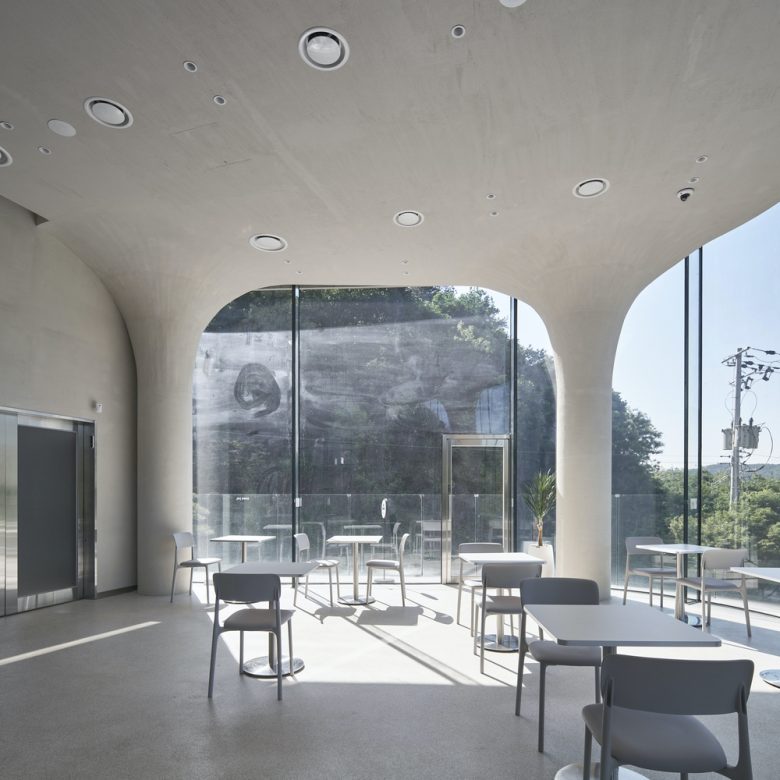 Посадочная зона кафе у панорамных окон Rose Mary Cafe