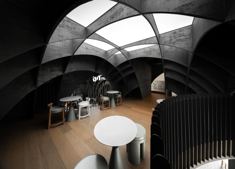 Посадочная зона кофейни Nana Coffee Roasters под арочным сводом