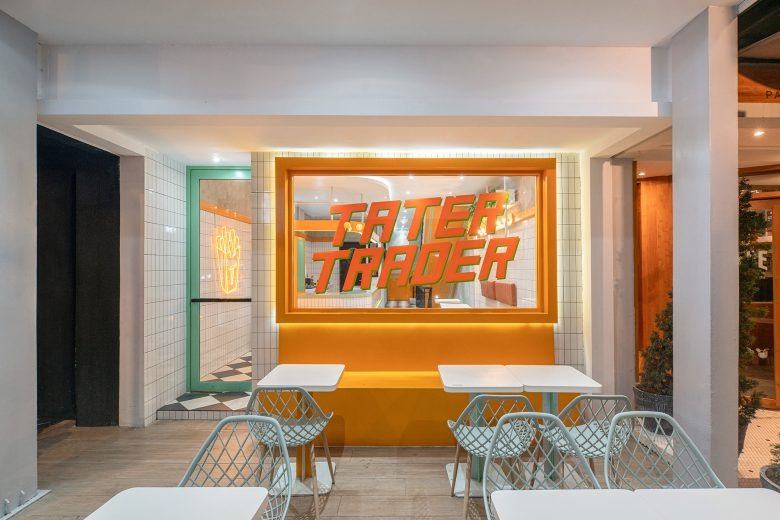 Посадочная зона перед кафе TATER TRADER