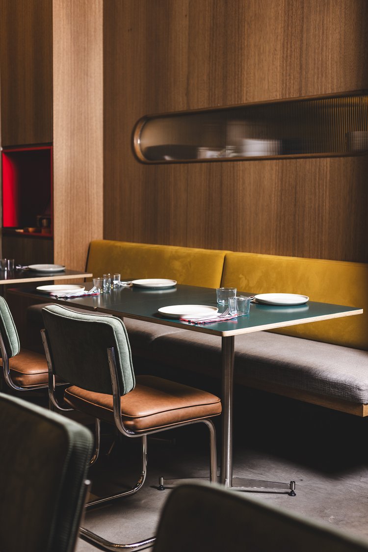 Посадочная зона ресторана Father Bun с диванами