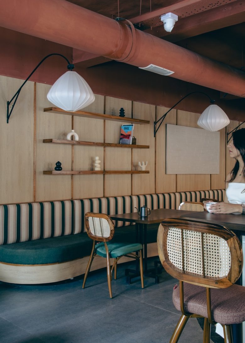 Посадочная зона с диваном и посетителем Sidewalk Bakehouse and Cafe