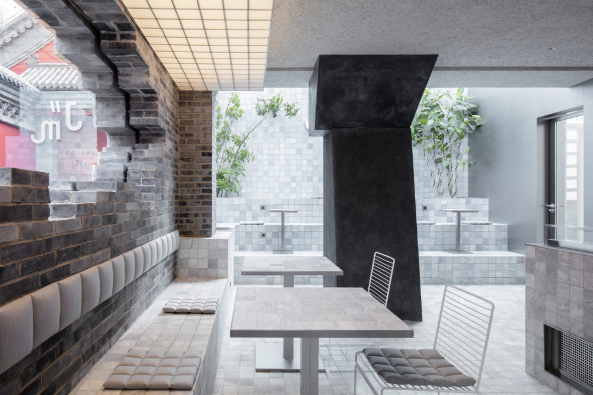 Посадочная зона с мягкими подушками и кирпичной стеной JM Café