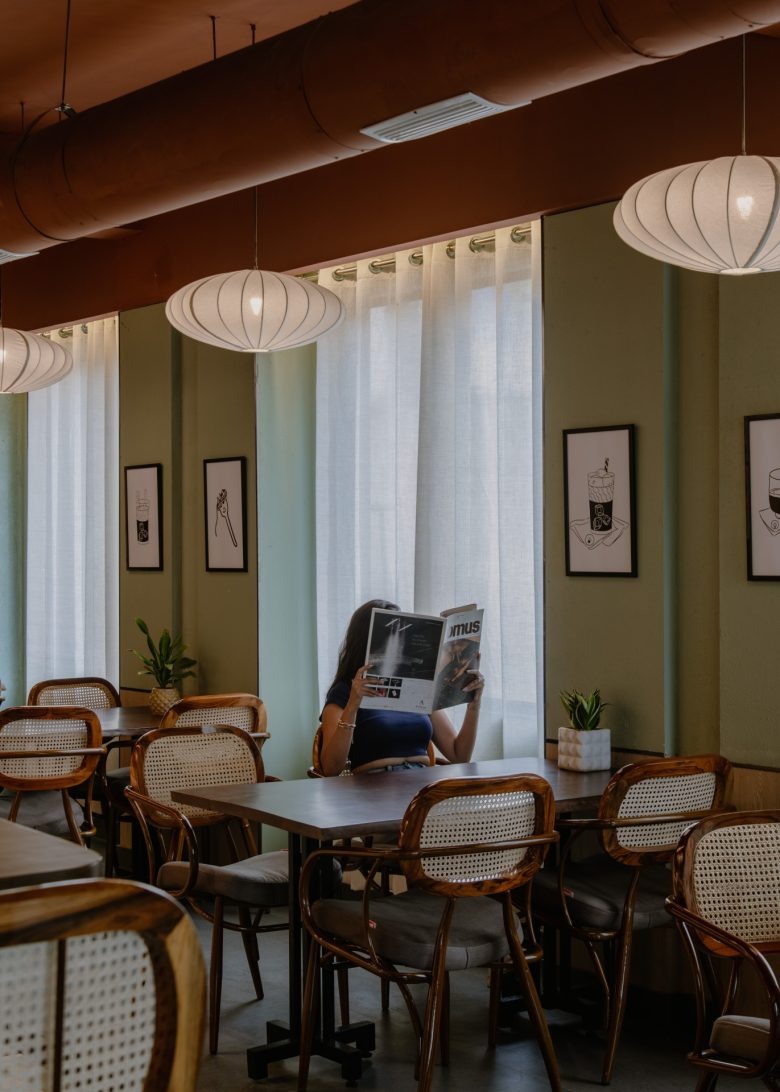 Посадочная зона у окна с гостем Sidewalk Bakehouse and Cafe