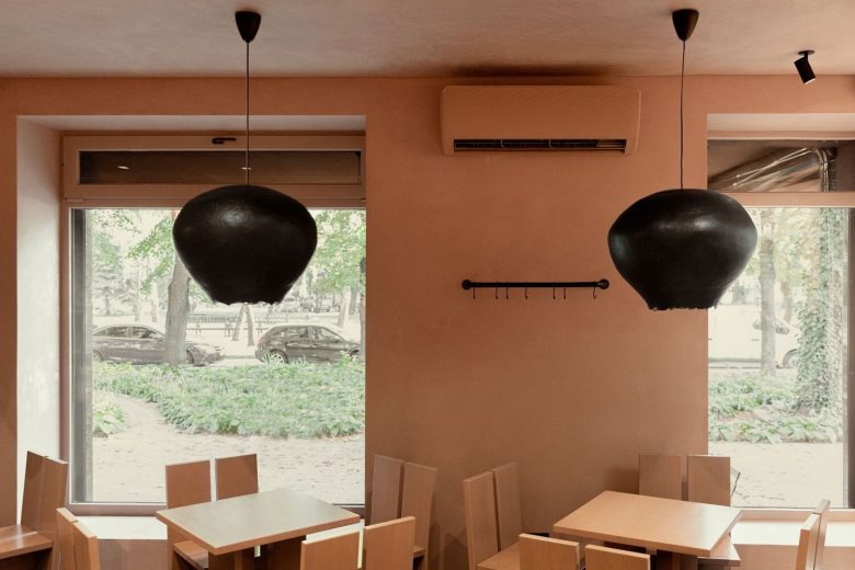 Посадочные места у окон с подвесными светильниками Kofan Coffee Shop1