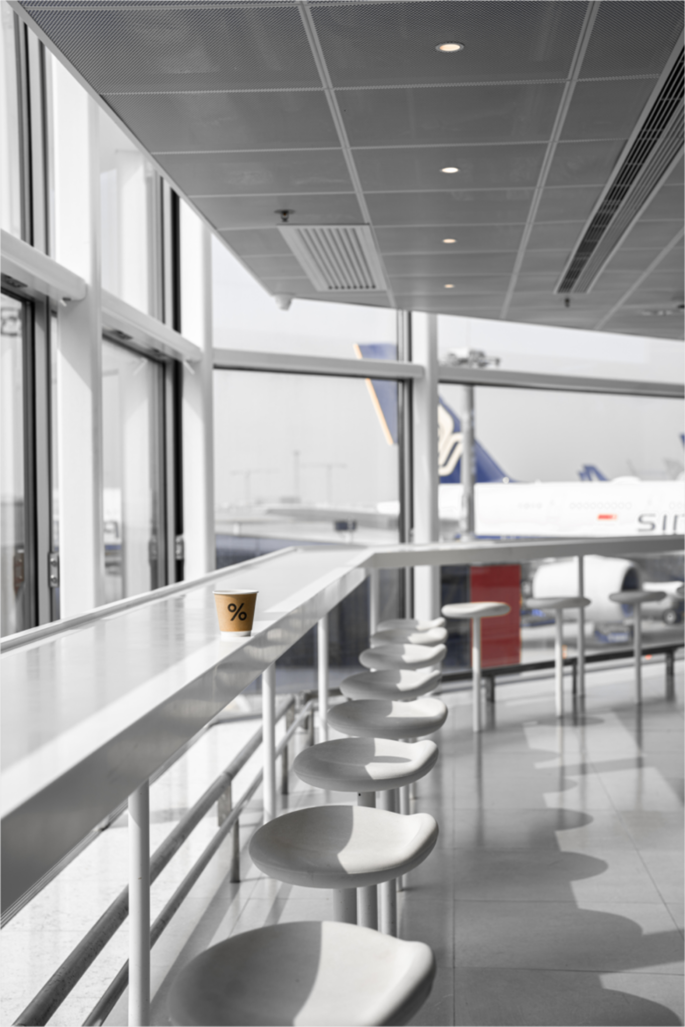 Посадочные места у панорамных окон ARABICA café