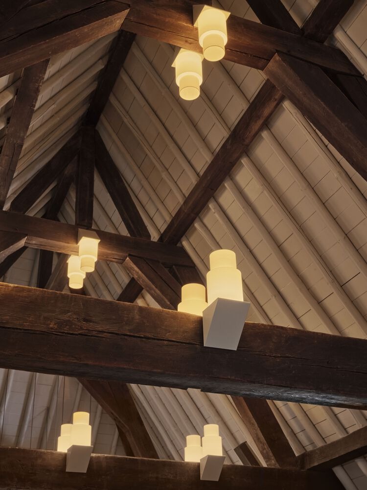 Потолочные балки и дизайнерские светильники Hotel Rumour