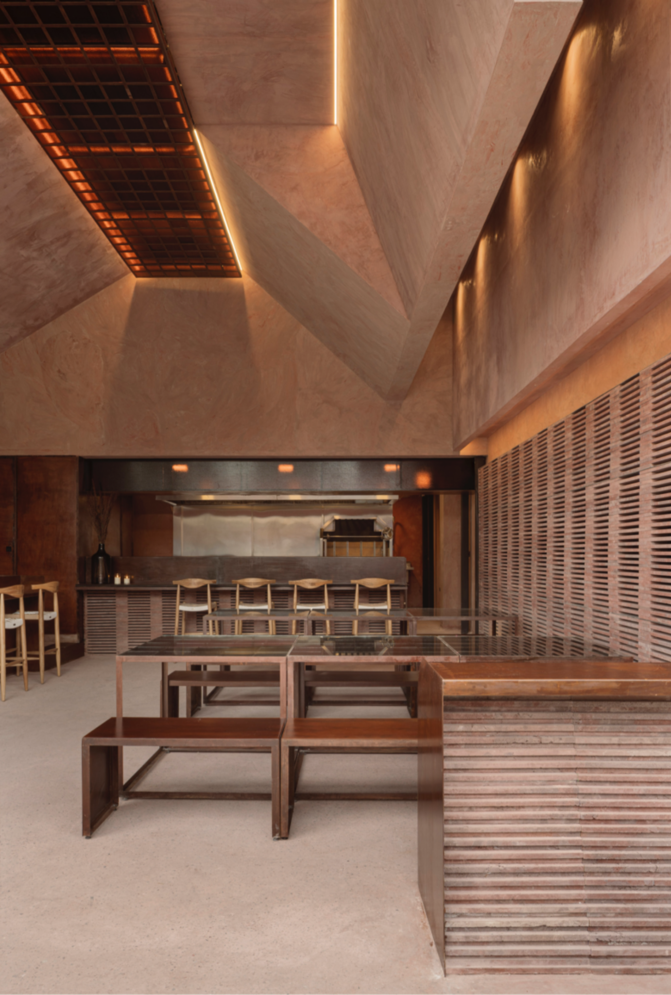 Потолок ресторана XILOTE архитектурные формы