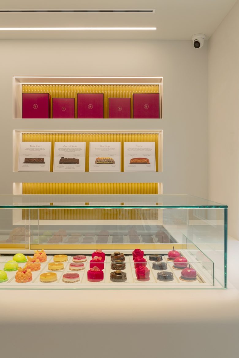 Продукция на полках HIMACS sets the perfect scene