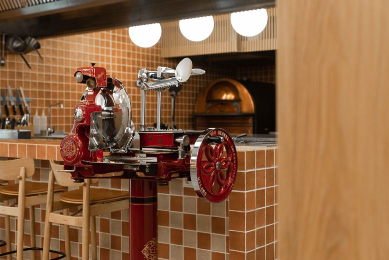 Профессиональная слайсер машина Pizza Academy Bidfood у рабочей стойки