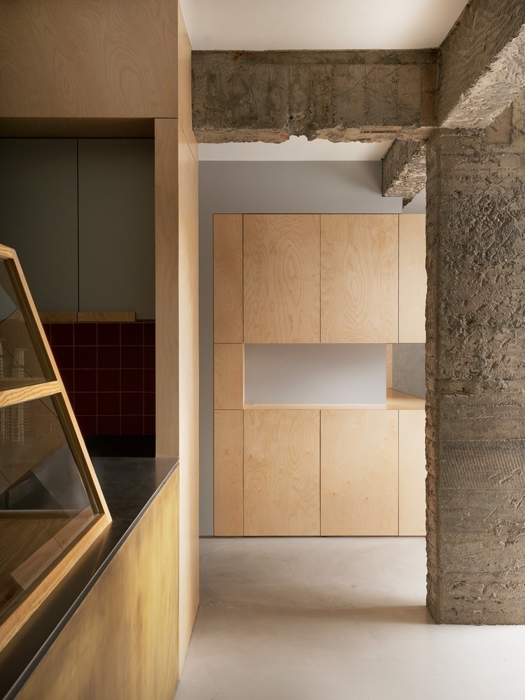 Проход и мебель из светлого дерева Peckish Bakery