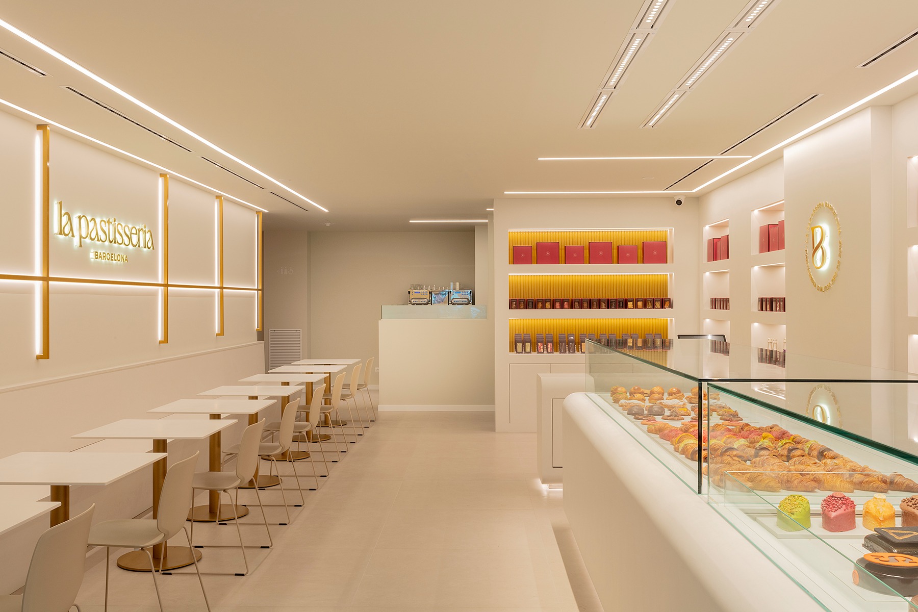 Проход между витринами и столиками HIMACS sets the perfect scene