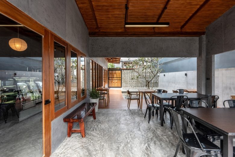 Проход с витражными окнами Bun Pastry & Beverages