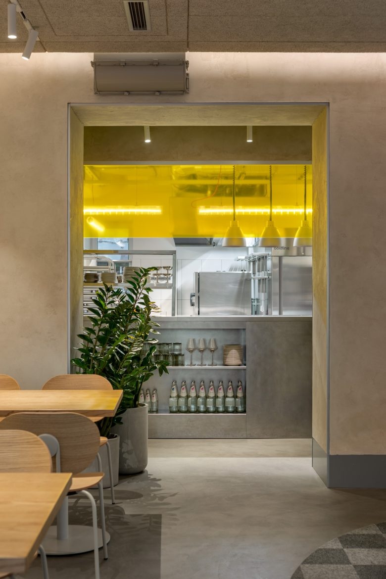 Проход в кухню с желтым акцентом Māsa