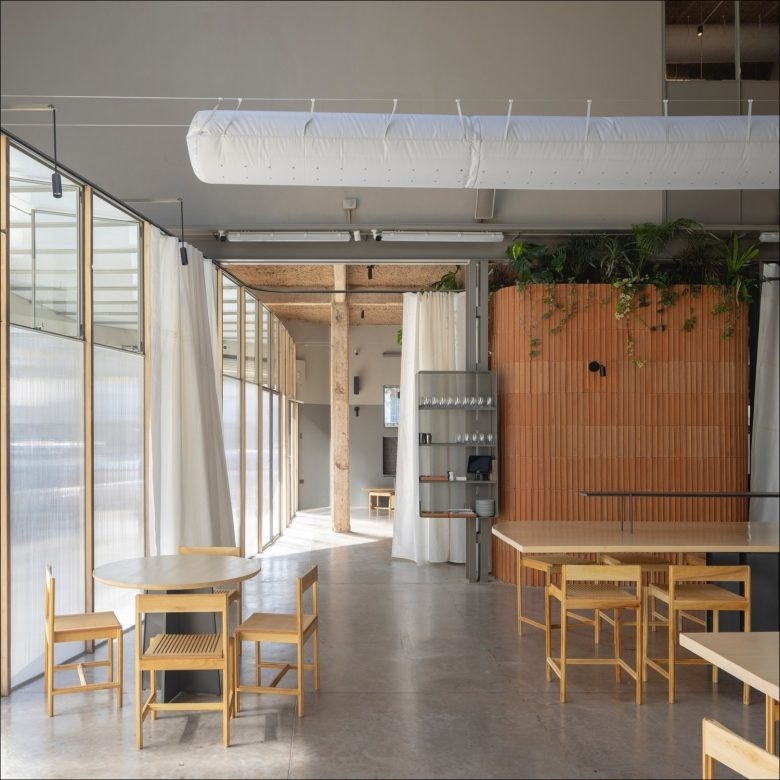 Пространство с деревянной перегородкой NESS restaurant