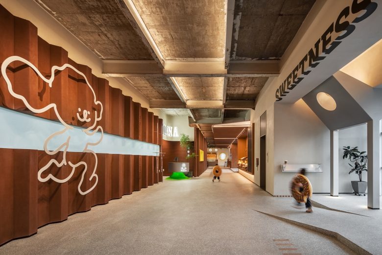 Пространство с графикой и деревянными панелями Tiana Factory