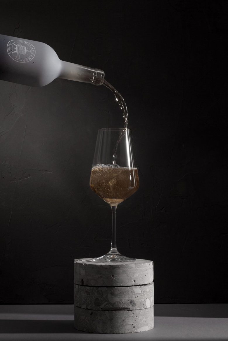 Процесс наливания вина в бокал Morokanella Fermented in Concrete Egg