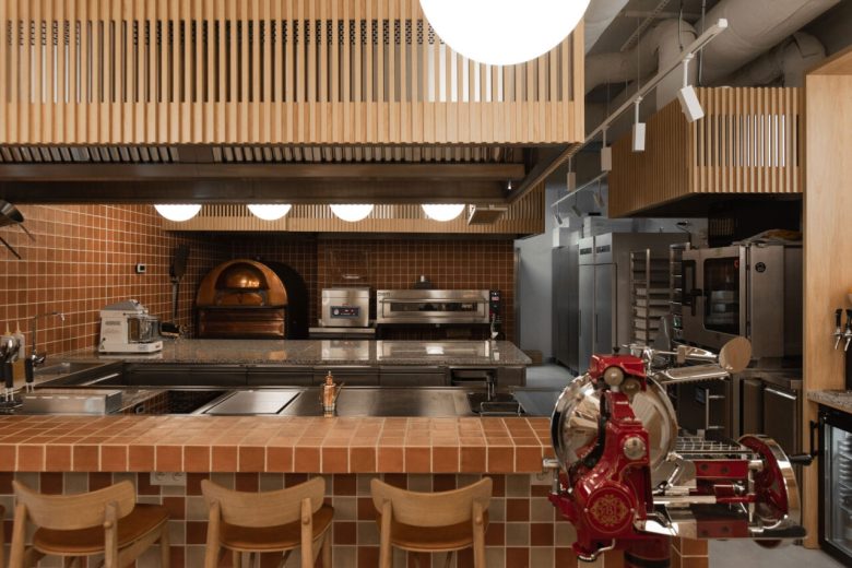 Рабочая зона Pizza Academy Bidfood с дровяной печью