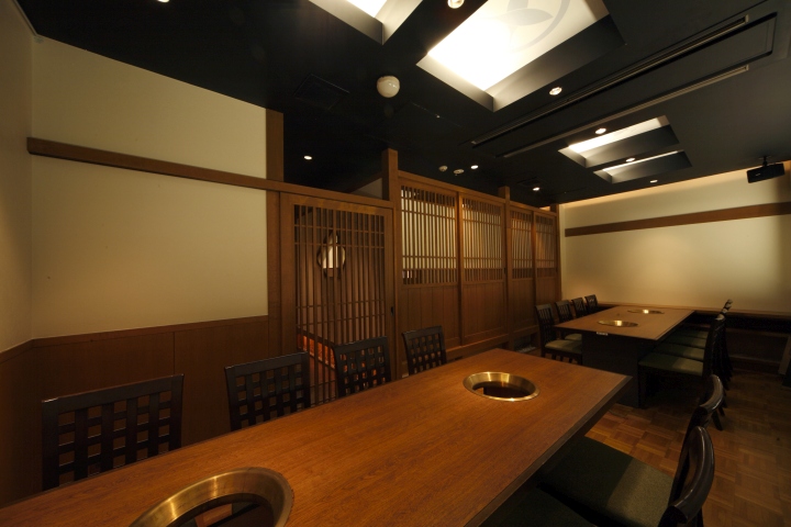 Деревянные столы в японском ресторане