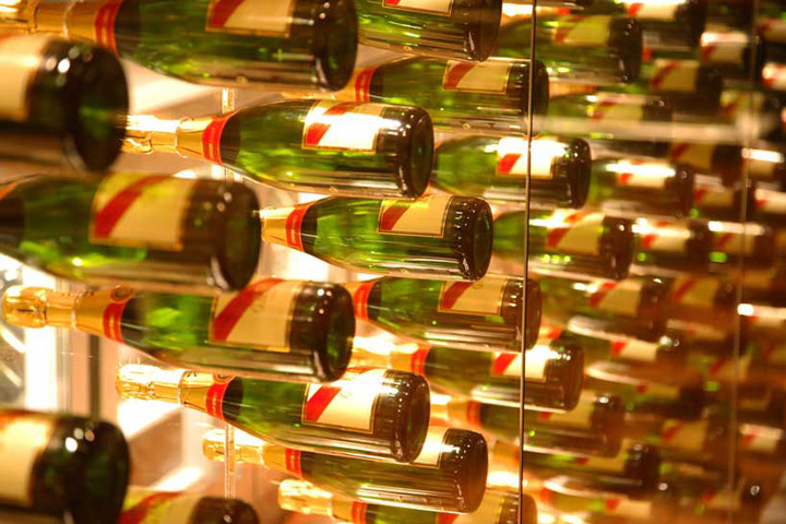 Бутылки из-под шампанского в интерьере ресторана Teeq в Малайзии