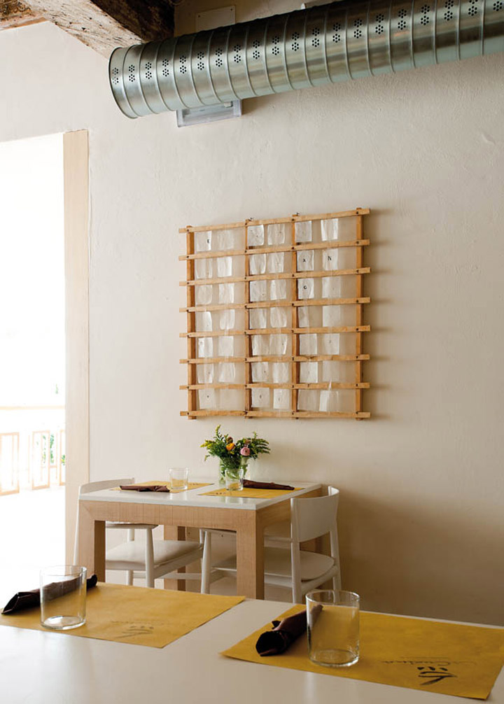 Деревянная панель на стене в ресторане