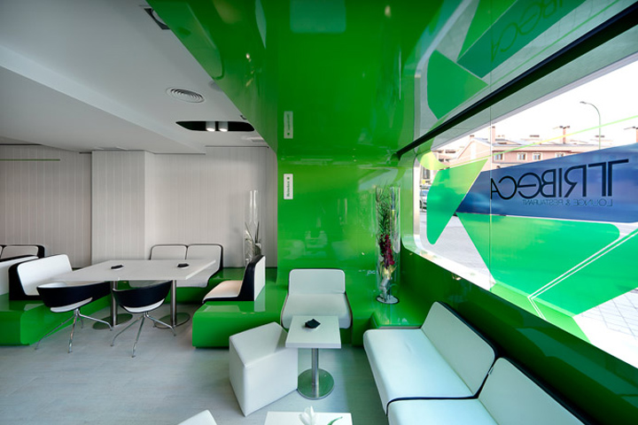 Красивое оформление стены ресторана Tribeca Heineken в Мадриде