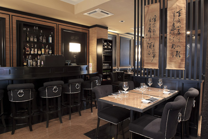Барная стойка и стулья в черном цвете ресторана SHIKI в Милане