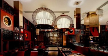 Китайский взгляд на японский ресторан якинику через интерьер зала Hutong в Шанхае