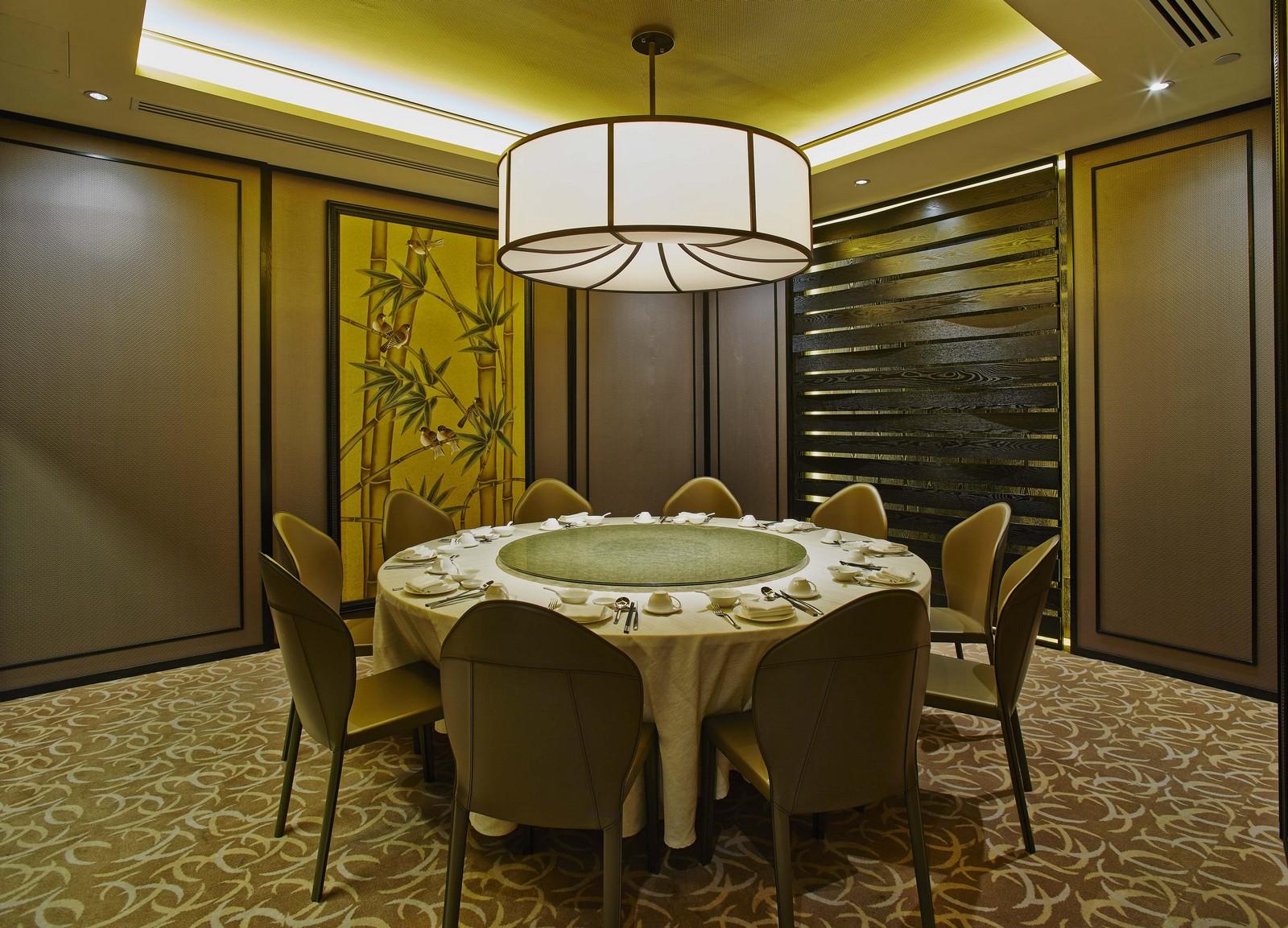 Круглый стол для трапезы в ресторане Imperial Treasure в Шанхае